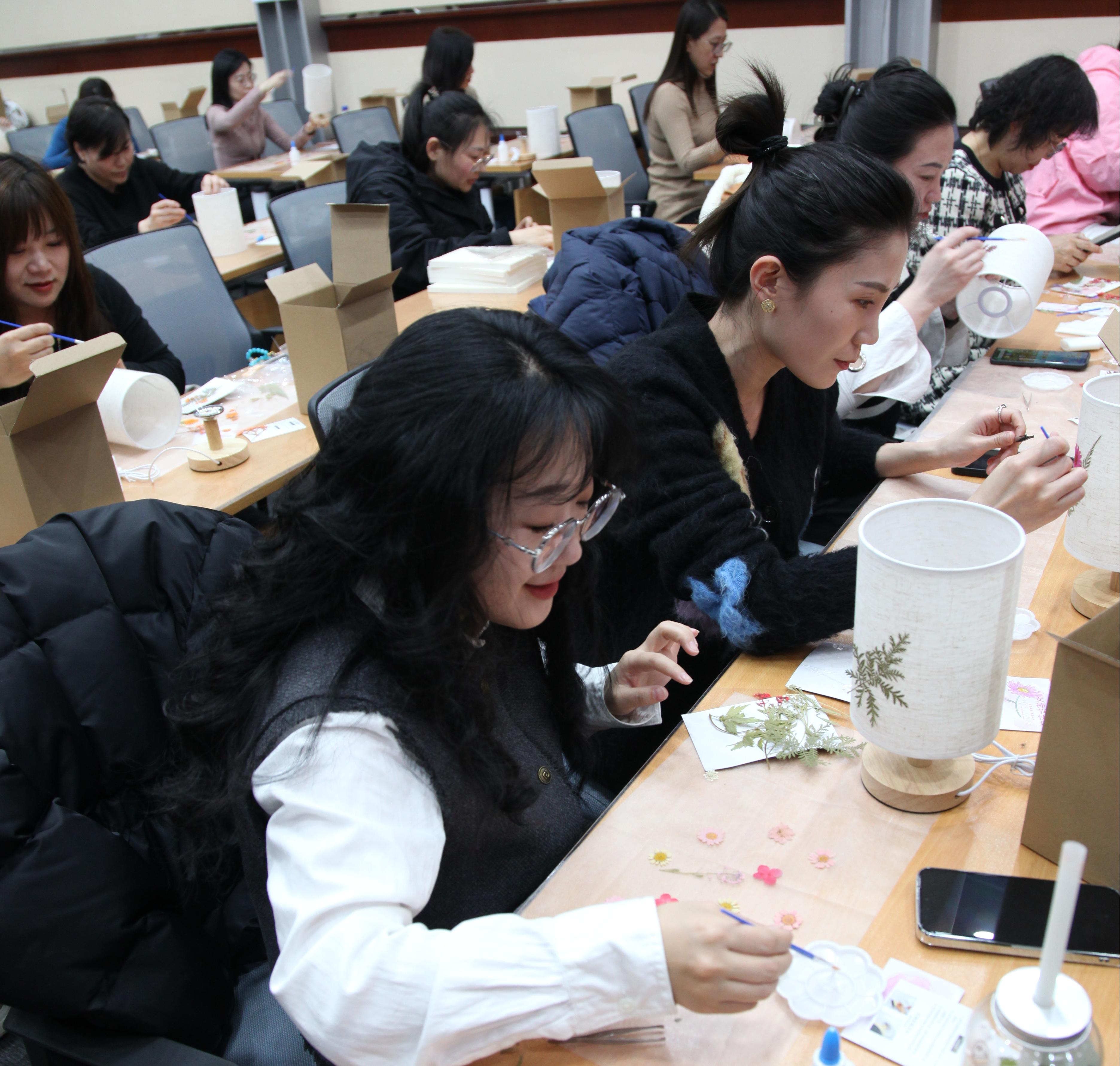 1750647816188796.jpg 6.女職工制作壓花臺燈中.JPG